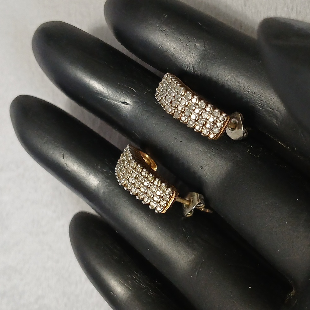 Elegant Gold and Diamond Women's Earrings - Picture 4 of 12
